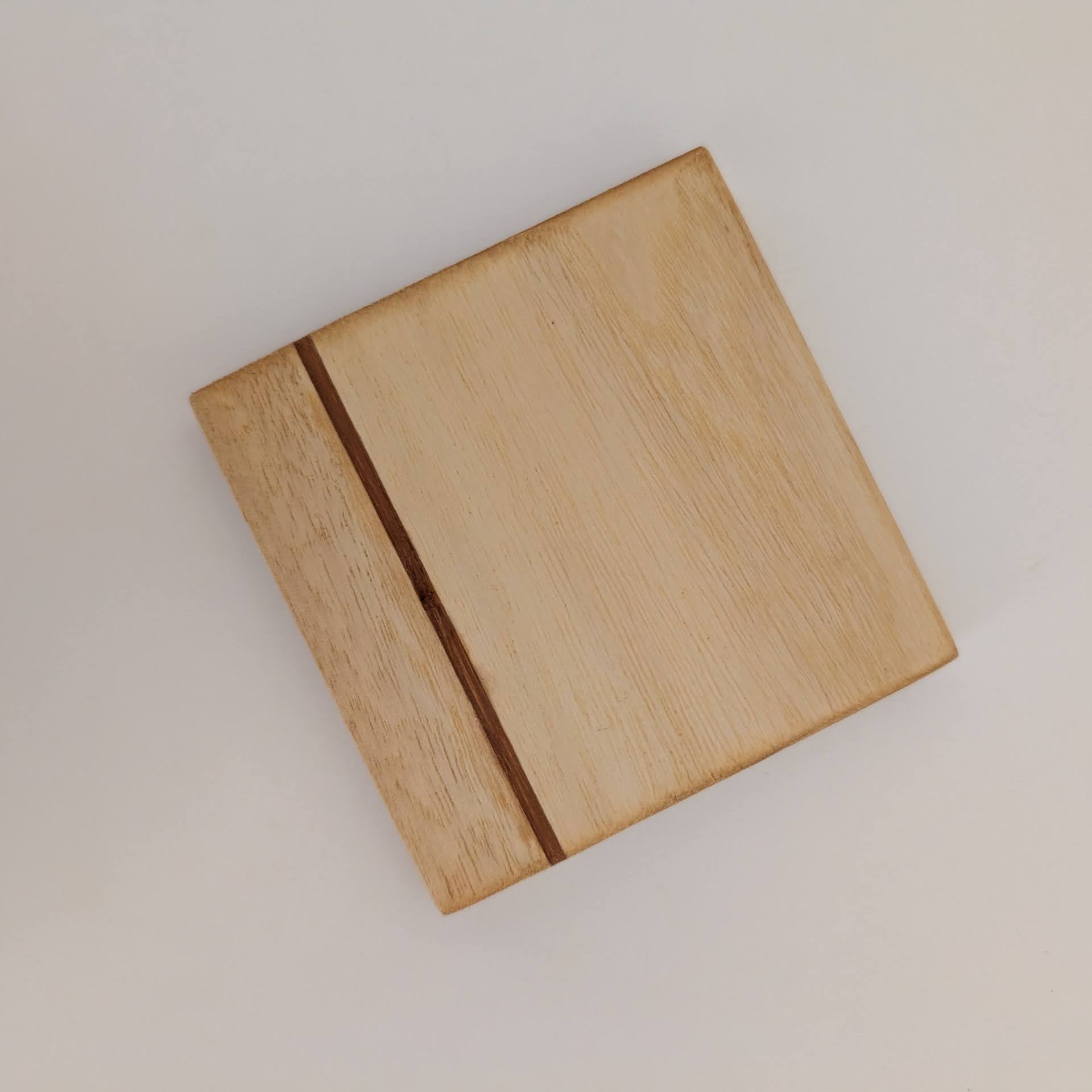Posavasos Luz, de madera de paulownia, extremadamente ligero. Destaca su línea decorativa de bambú. Diseño minimalista artesanal.