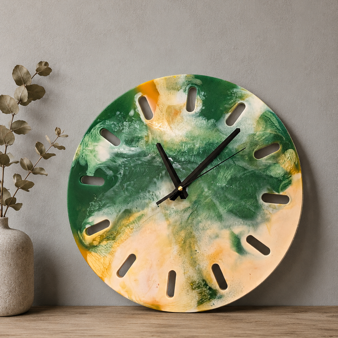 Reloj Liquen hecho por Siete Maderas en colores verde esmeralda, crema y mostaza. Diseño único.