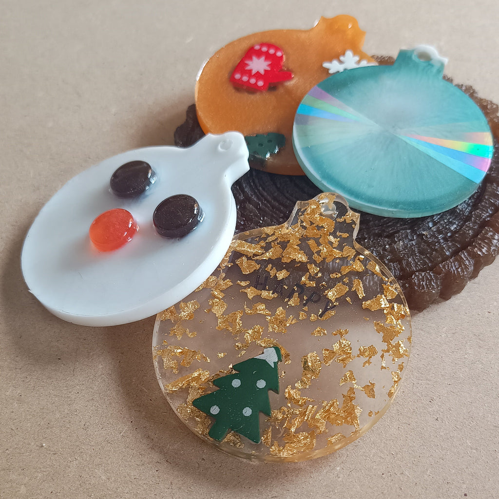 Adornos de Navidad hechos a mano con resina con árbol de navidad y mensaje Happy, muñeco de nieve. Taller de decoración Navideña Siete Maderas.