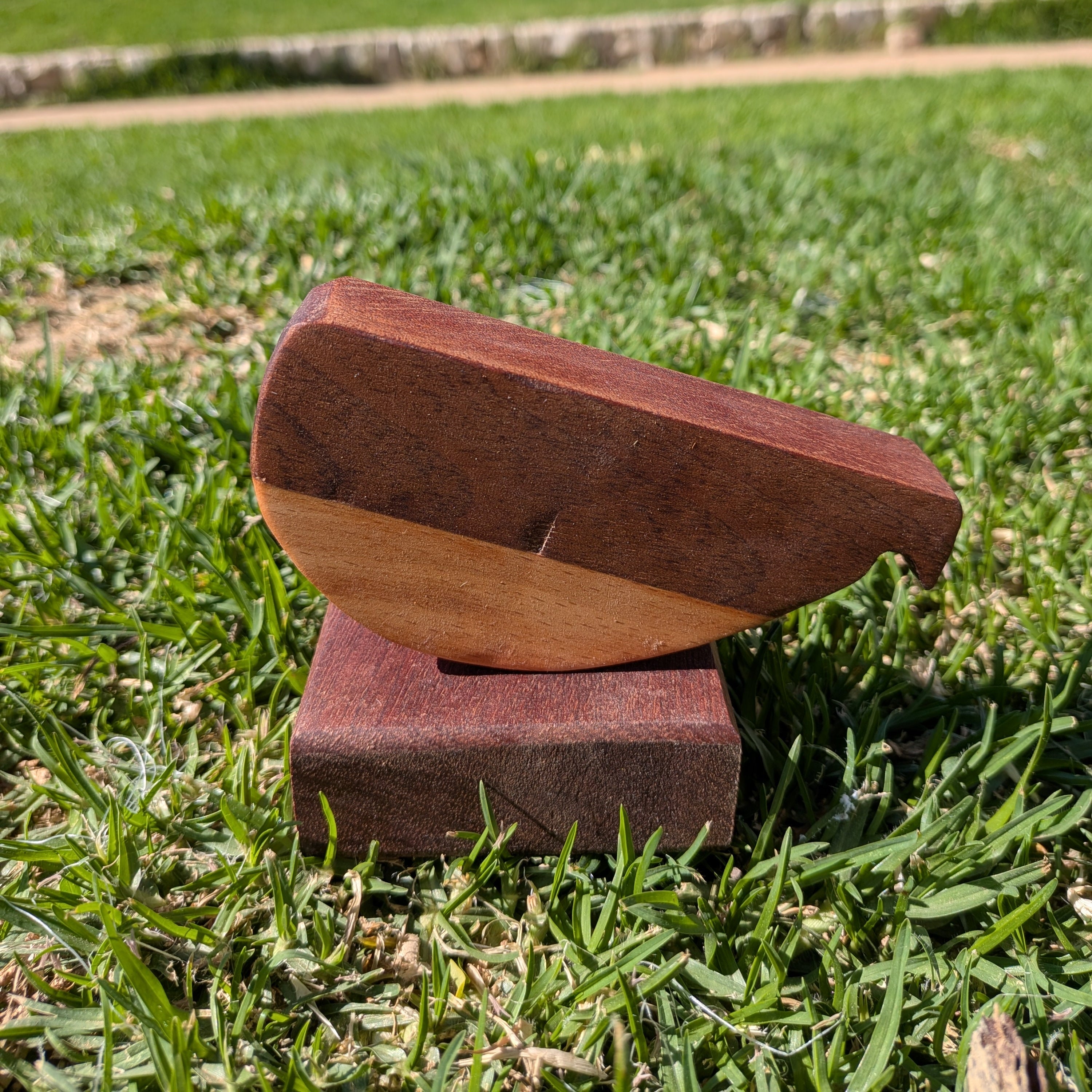 Ballena de madera con base imantada que permite el balanceo relajante de la pieza. Hecha a mano por Siete Maderas en su taller de Málaga.