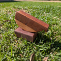 Ballena de madera con base imantada que permite el balanceo relajante de la pieza. Hecha a mano por Siete Maderas en su taller de Málaga.