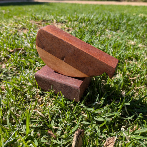 Ballena de madera con base imantada que permite el balanceo relajante de la pieza. Hecha a mano por Siete Maderas en su taller de Málaga.