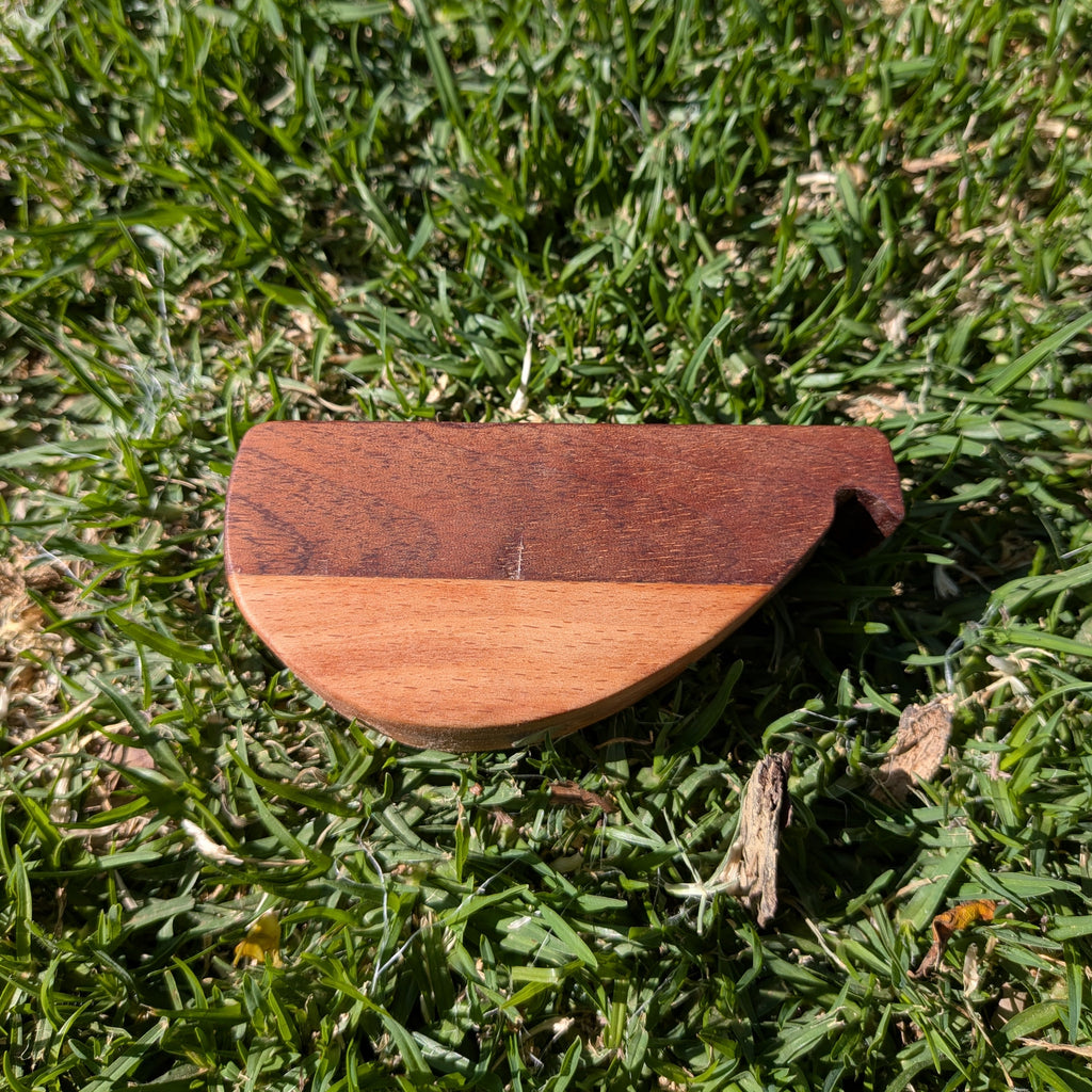 Ballena de madera con base imantada que permite el balanceo relajante de la pieza. Hecha a mano por Siete Maderas en su taller de Málaga.