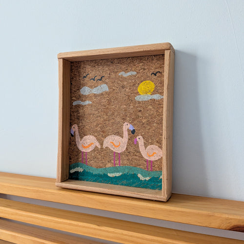 Bandeja pintada a mano por Siete Maderas en su taller de Málaga. Sirve como vaciabolsillos o decoración de pared. Ilustración de flamencos de la Laguna de Fuente de Piedra de Málaga.