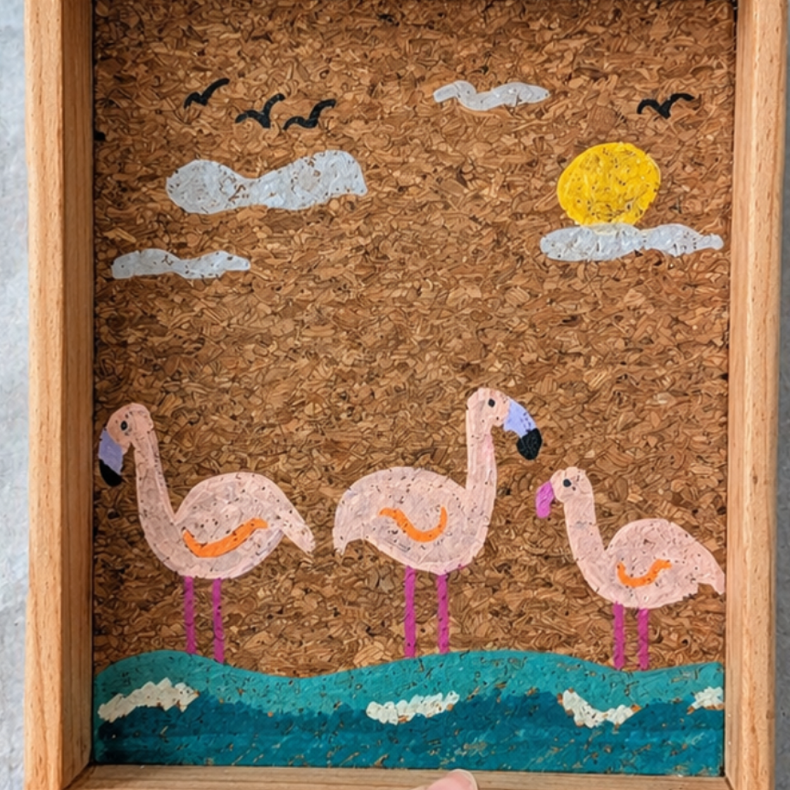 Bandeja pintada a mano por Siete Maderas en su taller de Málaga. Sirve como vaciabolsillos o decoración de pared. Ilustración de flamencos de la Laguna de Fuente de Piedra de Málaga.
