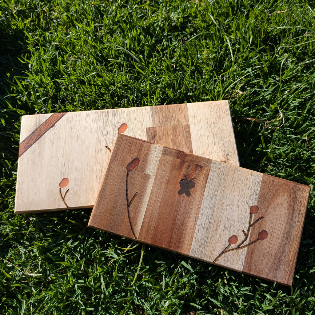Pack de dos bandejas decorativas con diseño de flores y mariposa hechas a mano por Siete Maderas.
