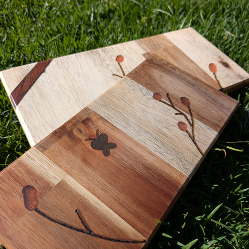 Pack de dos bandejas decorativas con diseño de flores y mariposa hechas a mano por Siete Maderas.
