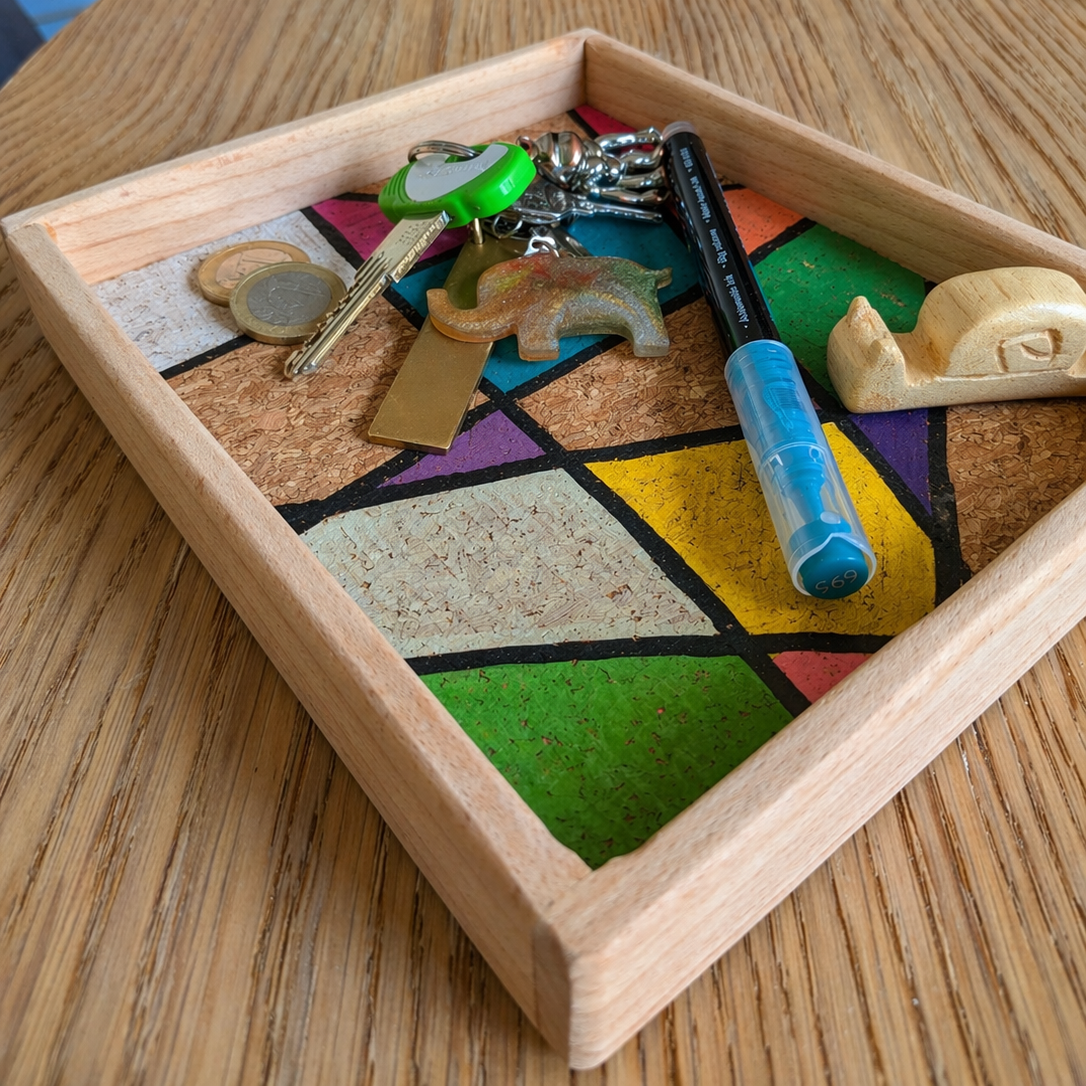 Bandeja decorativa hecha y pintada a mano por Siete Maderas en su taller de Málaga. Diseño geométrico de colores vivos.