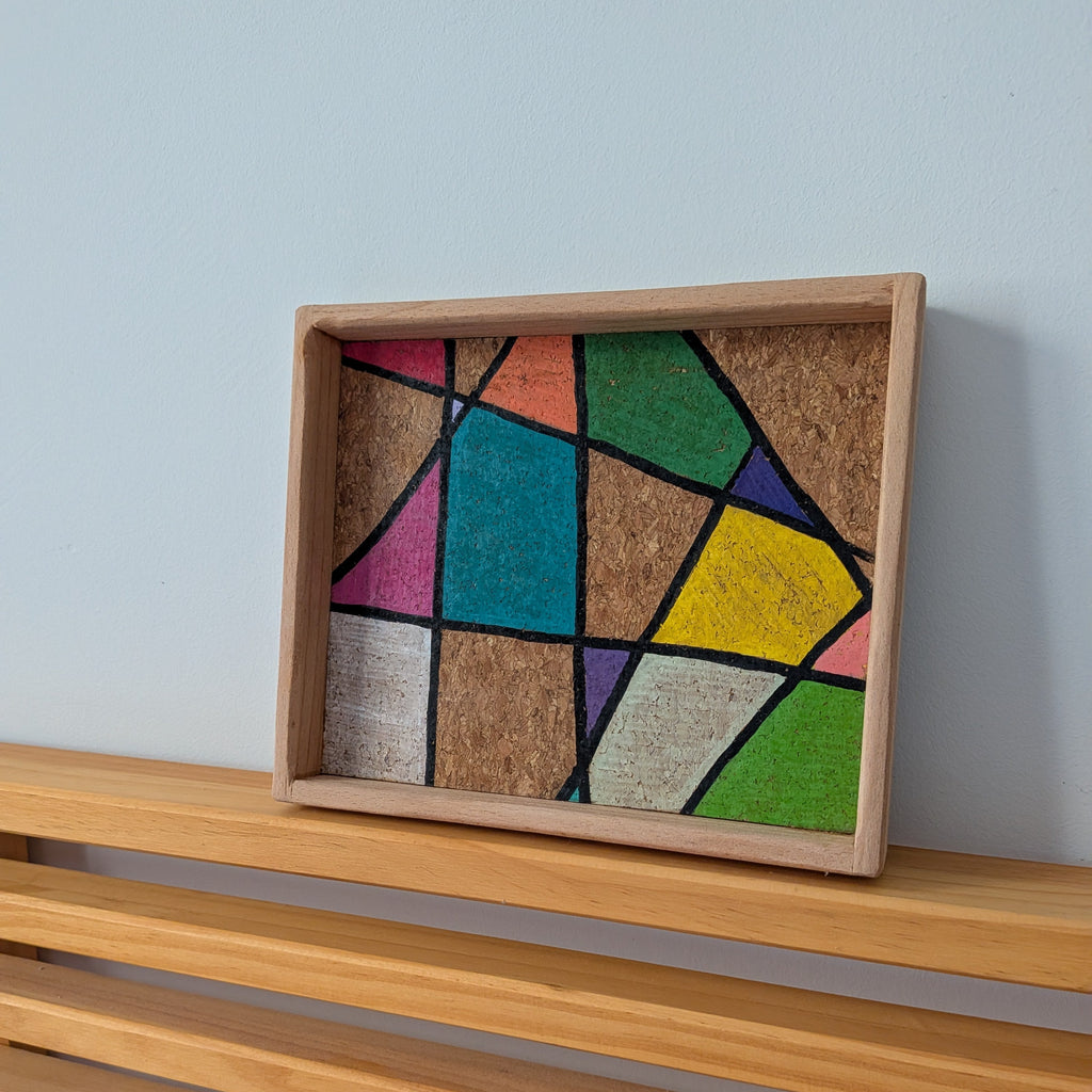 Bandeja decorativa hecha y pintada a mano por Siete Maderas en su taller de Málaga. Diseño geométrico de colores vivos.