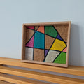 Bandeja decorativa hecha y pintada a mano por Siete Maderas en su taller de Málaga. Diseño geométrico de colores vivos.