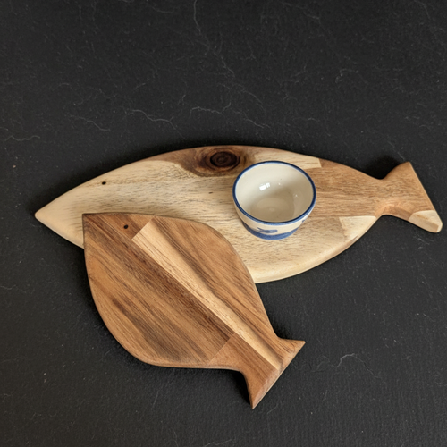 Conjunto para sushi oceano hecho a mano por siete maderas. Cuenco hecho por ayla atelier. Tablas en forma de pez de madera.