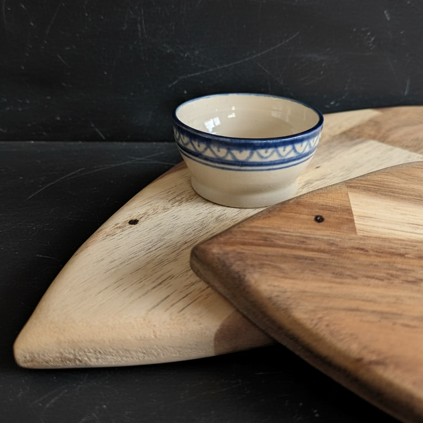 Conjunto para sushi oceano hecho a mano por siete maderas. Cuenco hecho por ayla atelier. Tablas en forma de pez de madera.