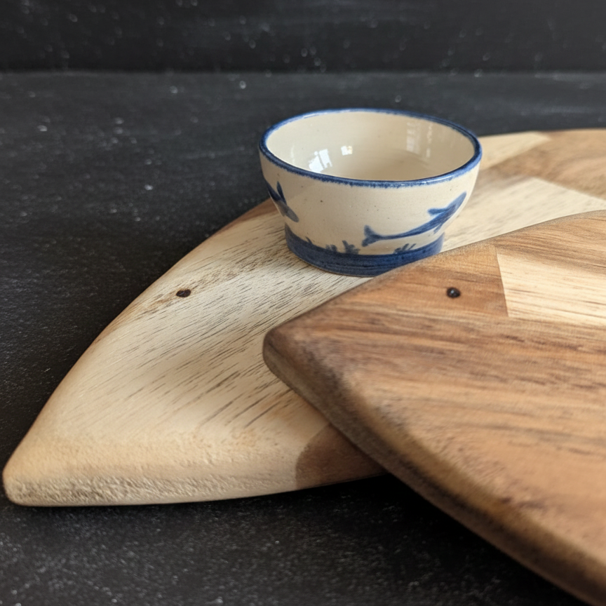 Conjunto para sushi oceano hecho a mano por siete maderas. Cuenco hecho por ayla atelier. Tablas en forma de pez de madera.