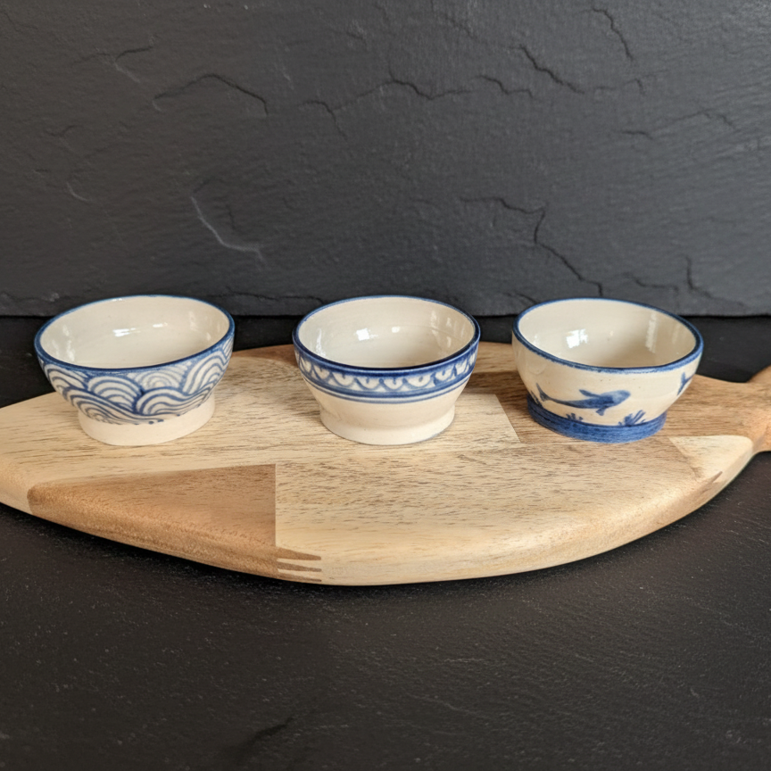 Conjunto para sushi oceano hecho a mano por siete maderas. Cuenco hecho por ayla atelier. Tablas en forma de pez de madera.