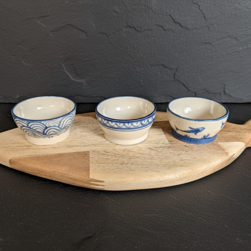 Conjunto para sushi oceano hecho a mano por siete maderas. Cuenco hecho por ayla atelier. Tablas en forma de pez de madera.