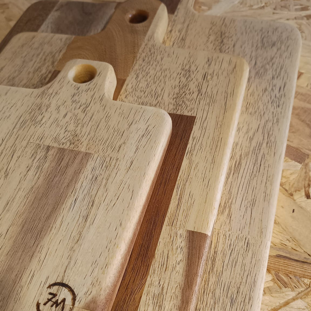 Conjunto de tablas de cocina hechas a mano por Siete Maderas en tres tamaños diferentes, con asa y logo grabado a láser.