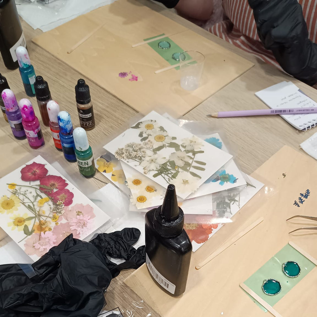 Detalles del taller de resina con flores. Medidas des seguridad.