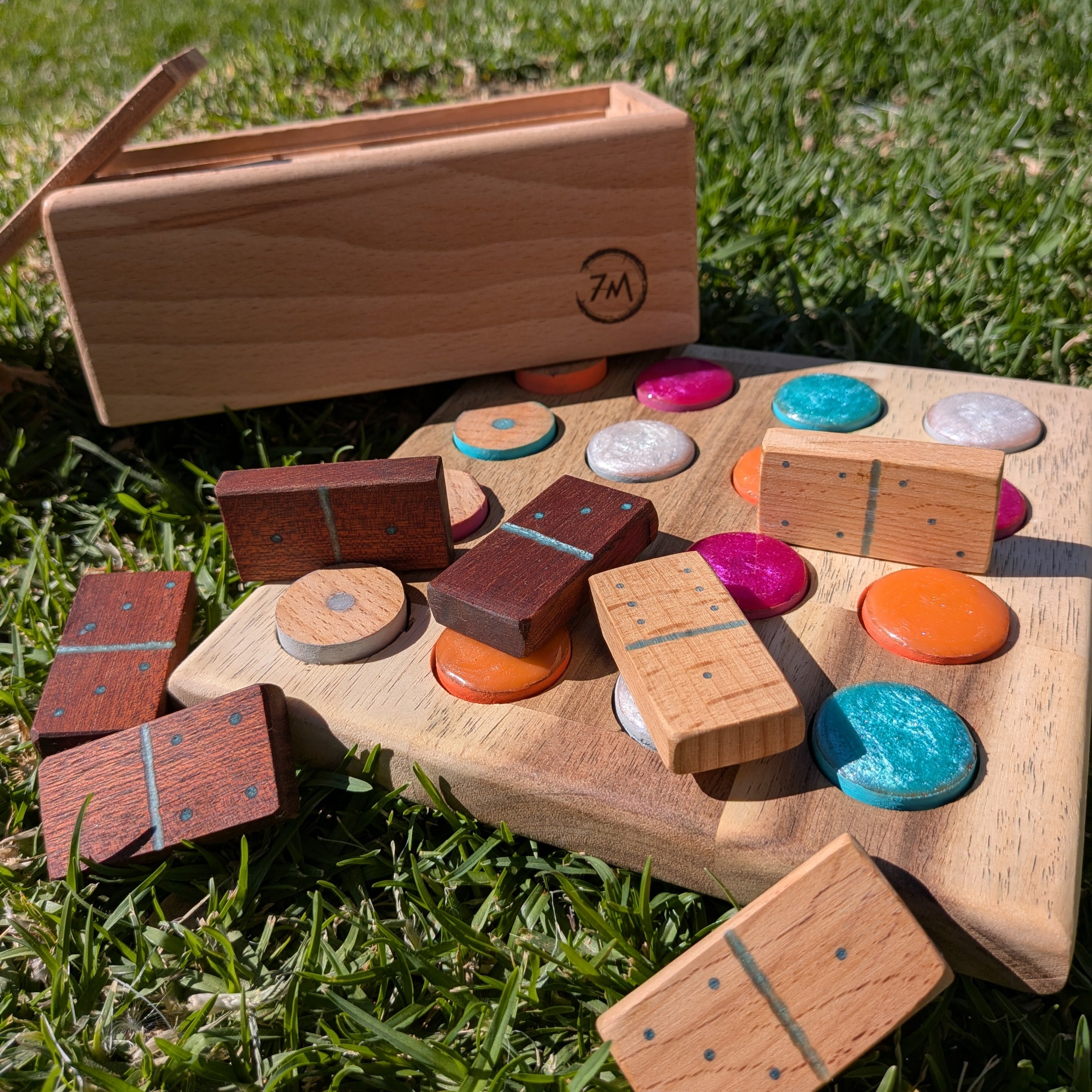 Varios juegos de mesa hechos a mano por Siete Maderas en su taller de Málaga. Dominó y sudoku. Maderas nobles.