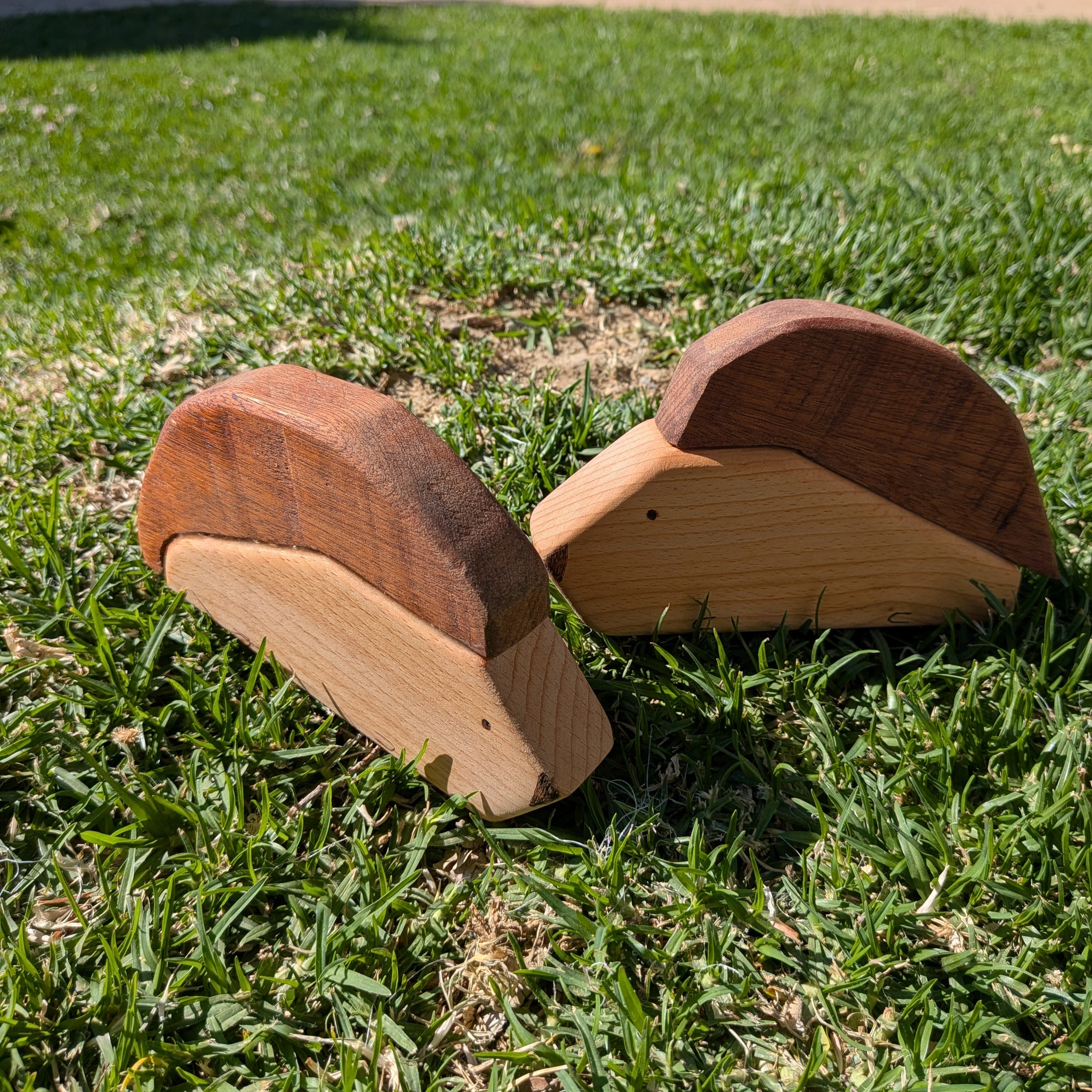 Erizo decorativo hecho a mano con maderas nobles por Siete Maderas en su taller de Málaga. Se venden en parejas. No hay dos erizos iguales.