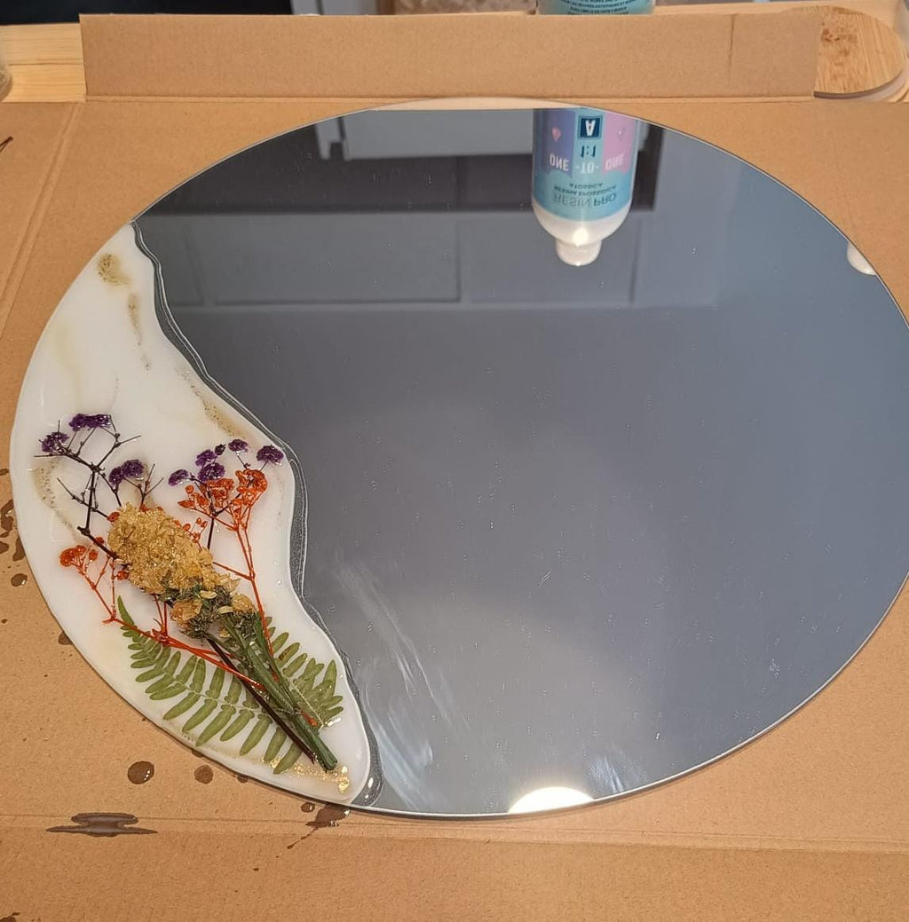 Espejo intervenido con resina y flores secas y preservadas por Siete Maderas. Diseño único con base blanca y dorada. Flores silvestres.