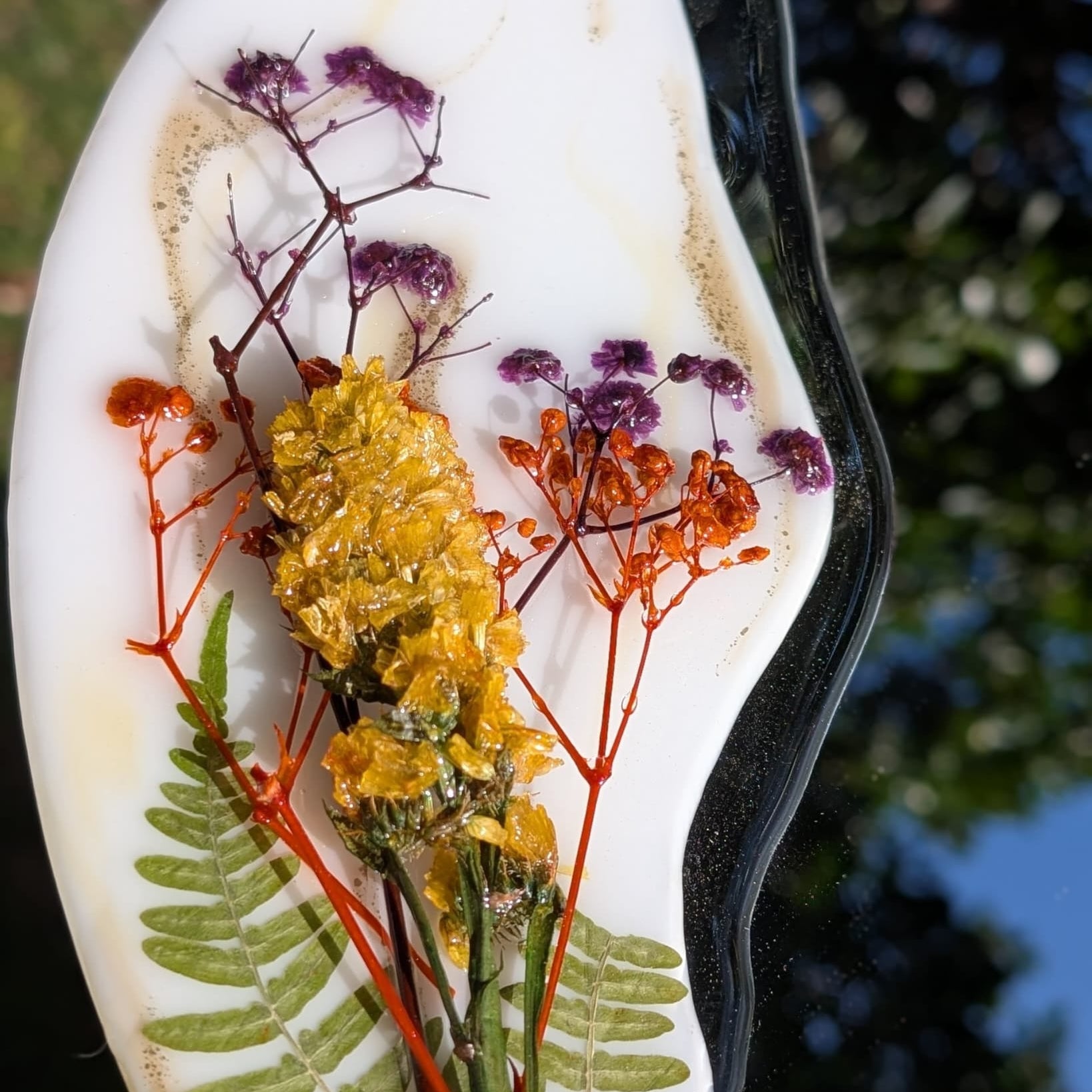 Espejo intervenido con resina y flores secas y preservadas por Siete Maderas. Diseño único con base blanca y dorada. Flores silvestres.