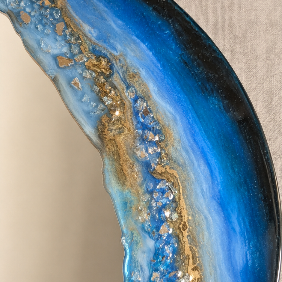 Detalle espejo de la colección Geo, hecho a mano por Siete Maderas en resina con tonos azules y dorado. 