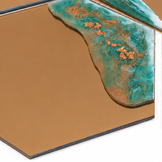 Espejo hexagonal de color ocre con detalles en cobre, verde y blanco con detalles en papel cobre. Creado por Siete Maderas con resina, diseño único.