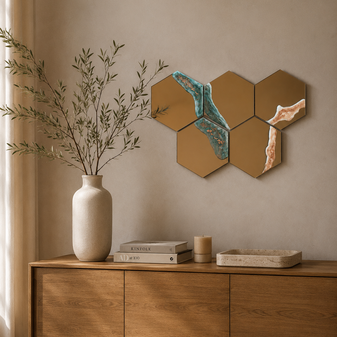 Espejo hexagonal, pack de 5 espejos, de color ocre con detalles en cobre, verde y blanco con detalles en papel cobre. Creado por Siete Maderas con resina, diseño único.