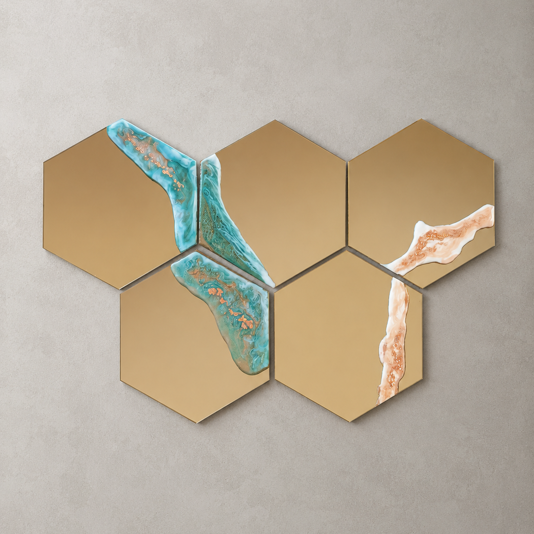 Espejo hexagonal, juego de 5 espejos, de color ocre con detalles en cobre, verde y blanco con detalles en papel cobre. Creado por Siete Maderas con resina, diseño único.