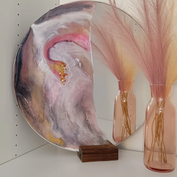 Espejo con tonos rosa claro, negro y dorado. Hecho por encargo a Siete Maderas. Ejemplo de espejo Geo.