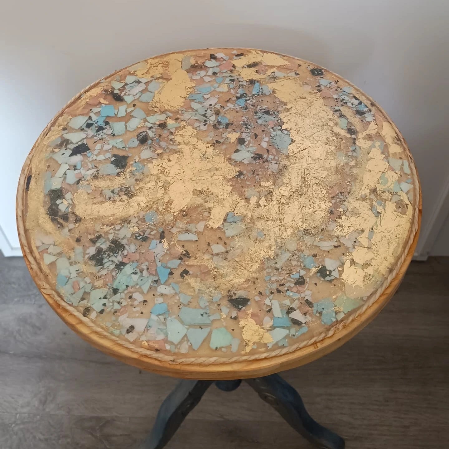 Mesa auxiliar tipo inglés renovada y redecorada por Siete Maderas.