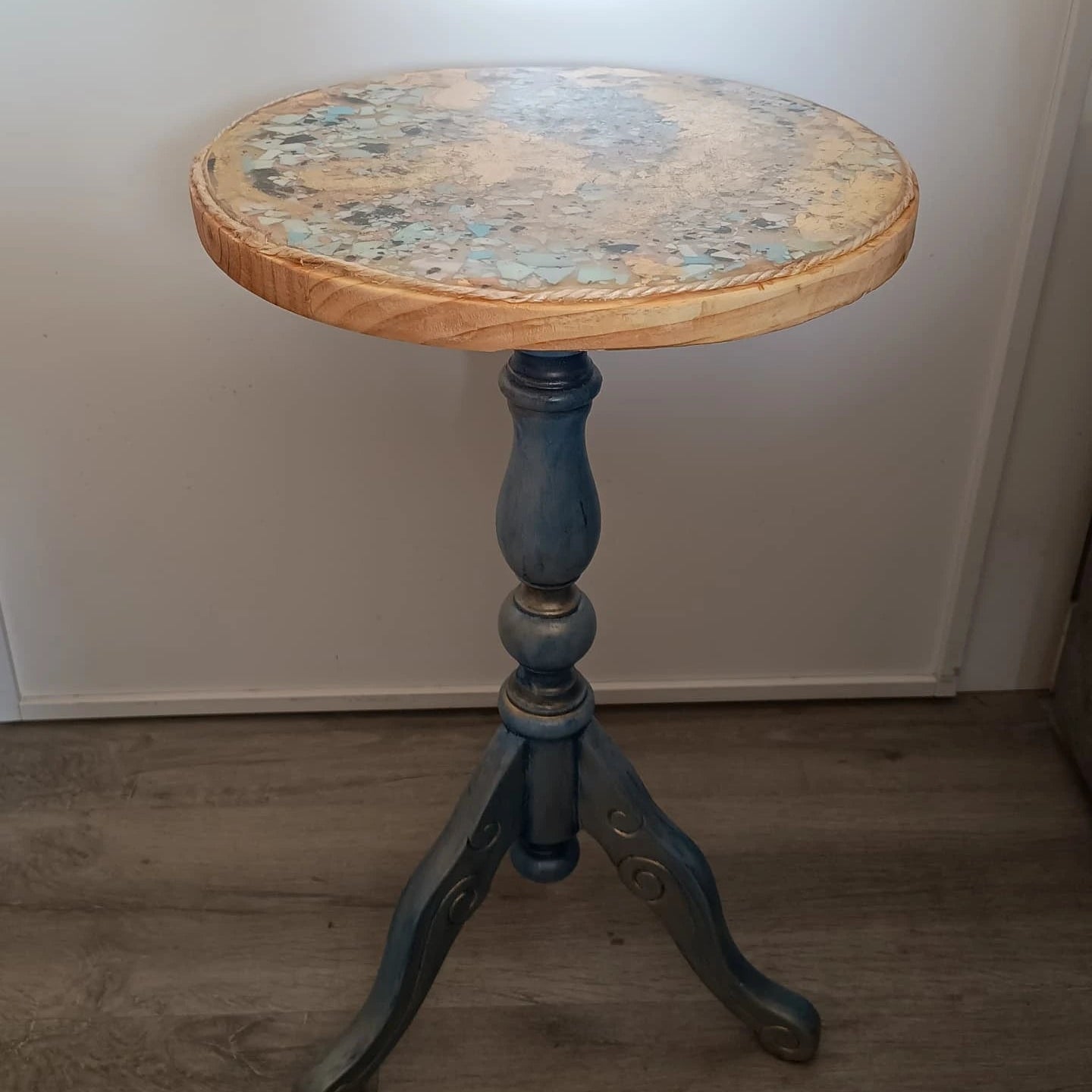 Mesa auxiliar tipo inglés renovada y redecorada por Siete Maderas.