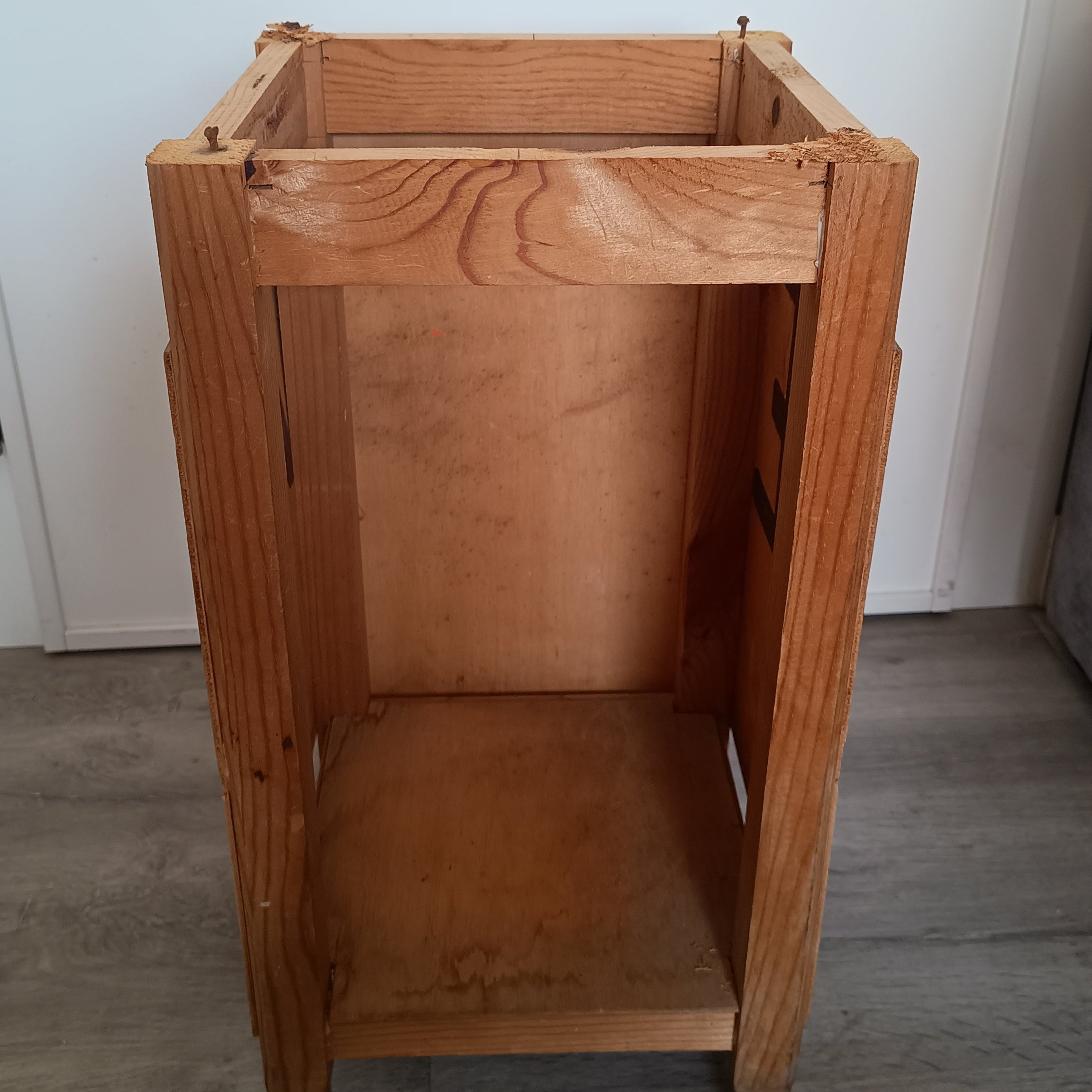 Mesa olvido, mesa auxiliar creada a partir de una antigua mesa camilla completamente renovada por Siete Maderas. Imagen del antes de la renovación.