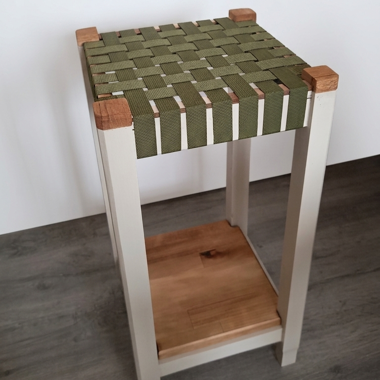 Mesa olvido, mesa auxiliar creada a partir de una antigua mesa camilla completamente renovada por Siete Maderas.