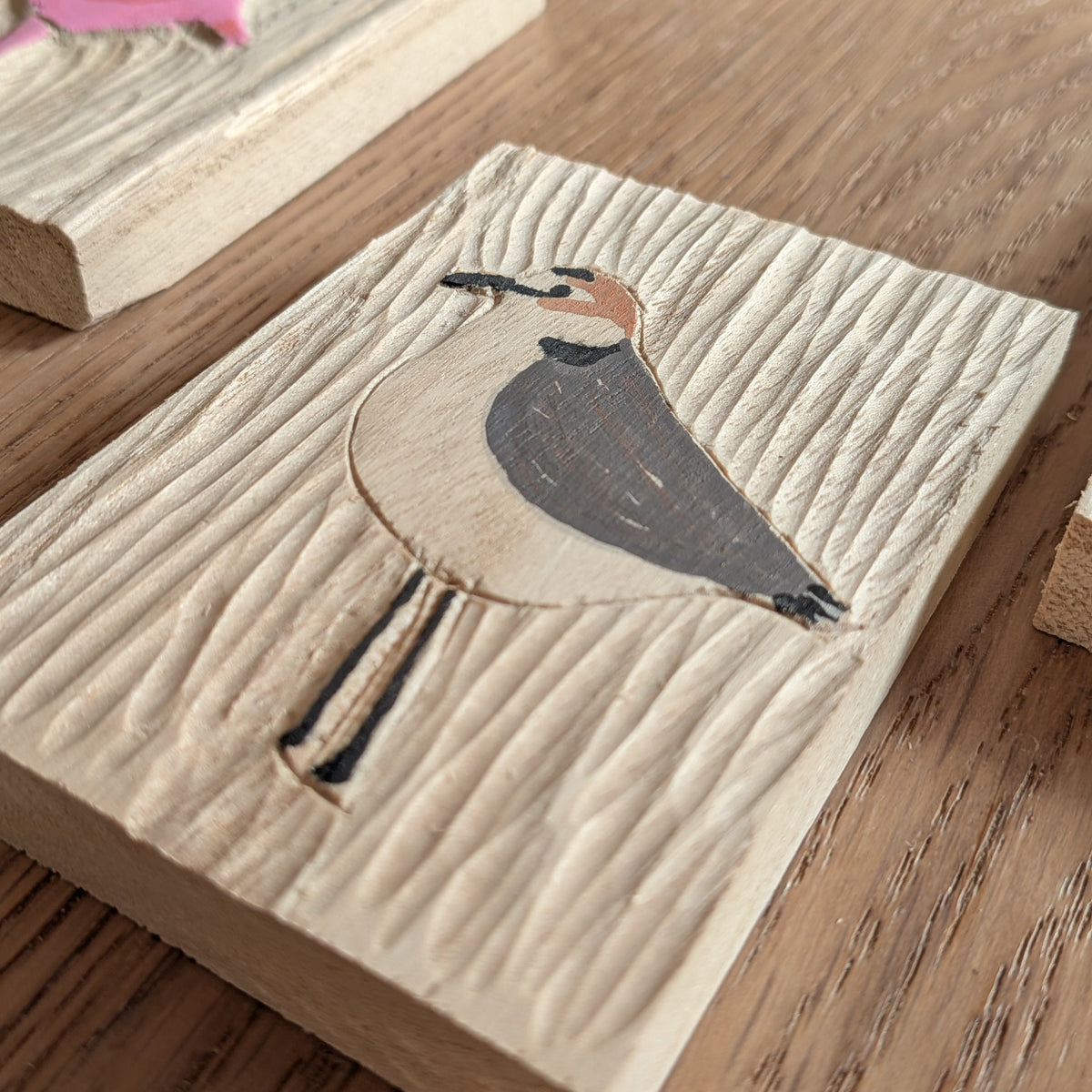Móvil inspirado en las aves que habitan la provincia de Málaga. Tallado y pintado a mano por Siete Maderas. Contiene 5 aves diferentes y podrás ampliar la colección con tus aves preferidas. Detalle talla.