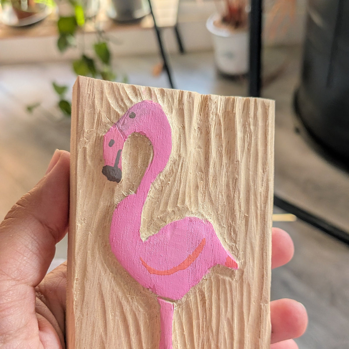 Móvil inspirado en las aves que habitan la provincia de Málaga. Tallado y pintado a mano por Siete Maderas. Contiene 5 aves diferentes y podrás ampliar la colección con tus aves preferidas. Detalle talla flamenco.