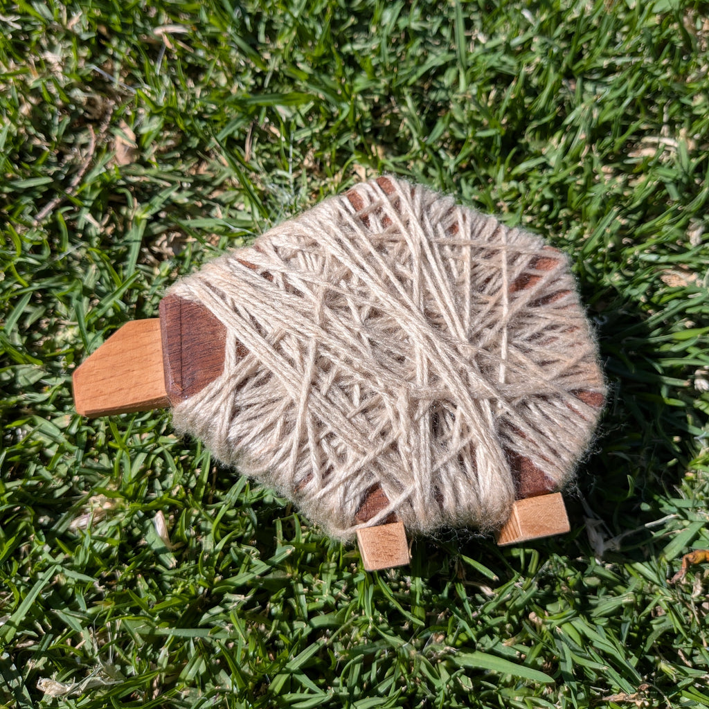 Oveja decorativa hecha a mano en madera e hilo por Siete Maderas en su taller de Málaga.