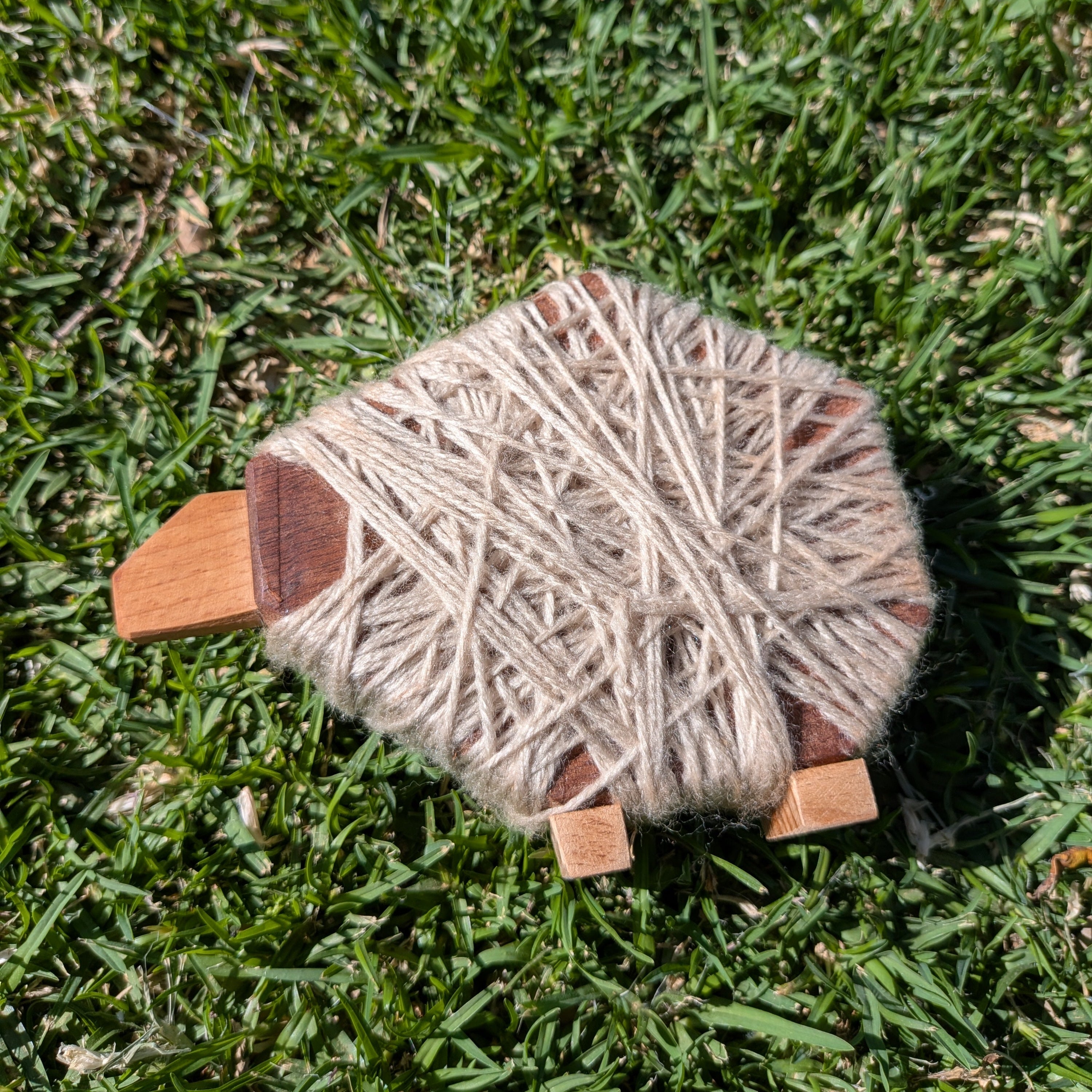 Oveja decorativa hecha a mano en madera e hilo por Siete Maderas en su taller de Málaga.
