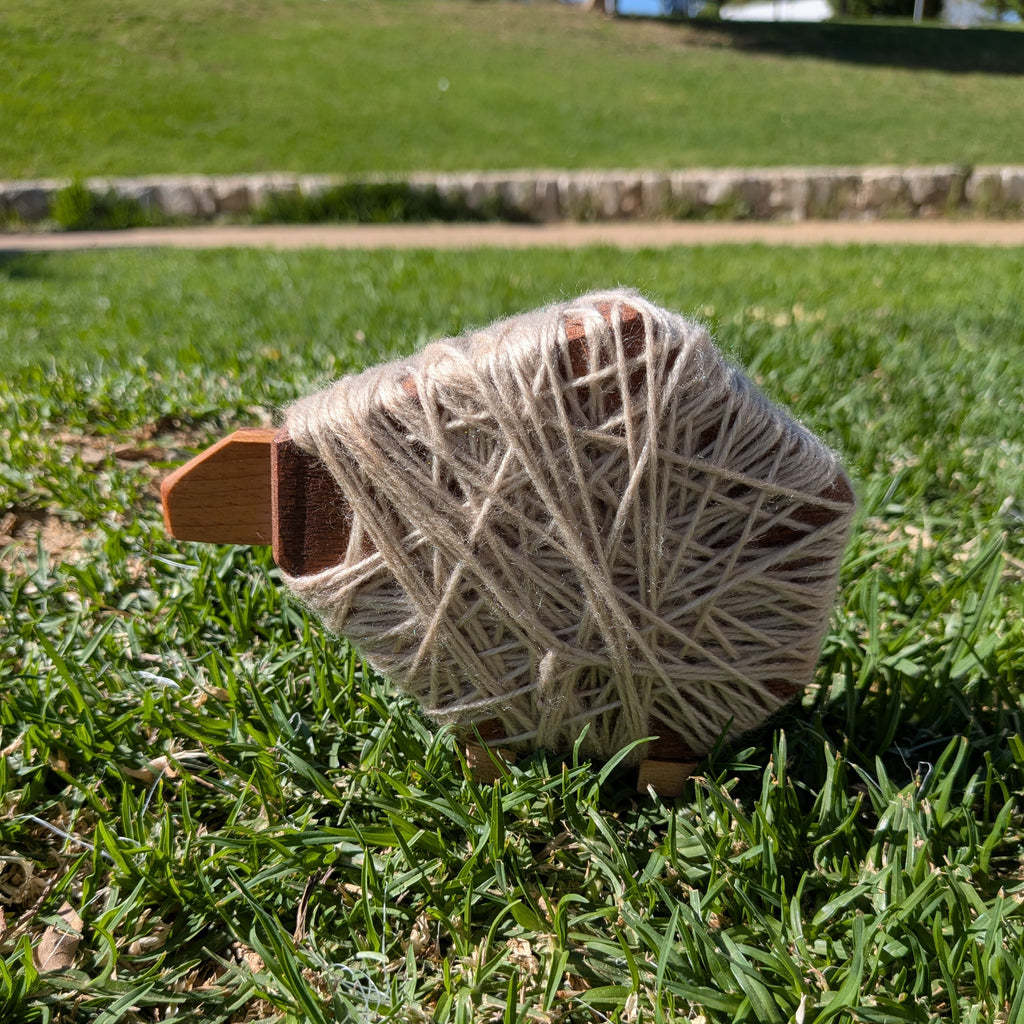 Oveja decorativa hecha a mano en madera e hilo por Siete Maderas en su taller de Málaga.