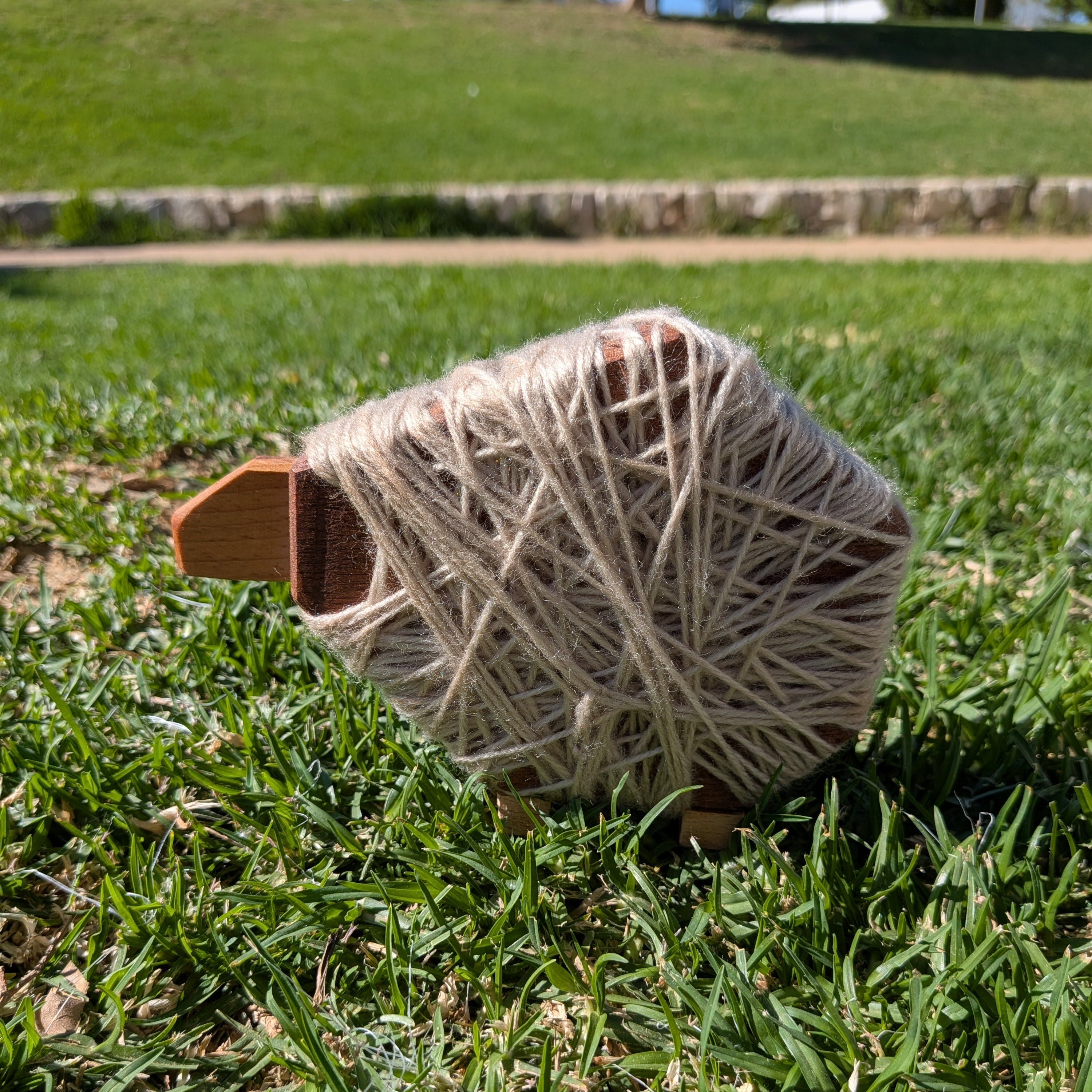 Oveja decorativa hecha a mano en madera e hilo por Siete Maderas en su taller de Málaga.