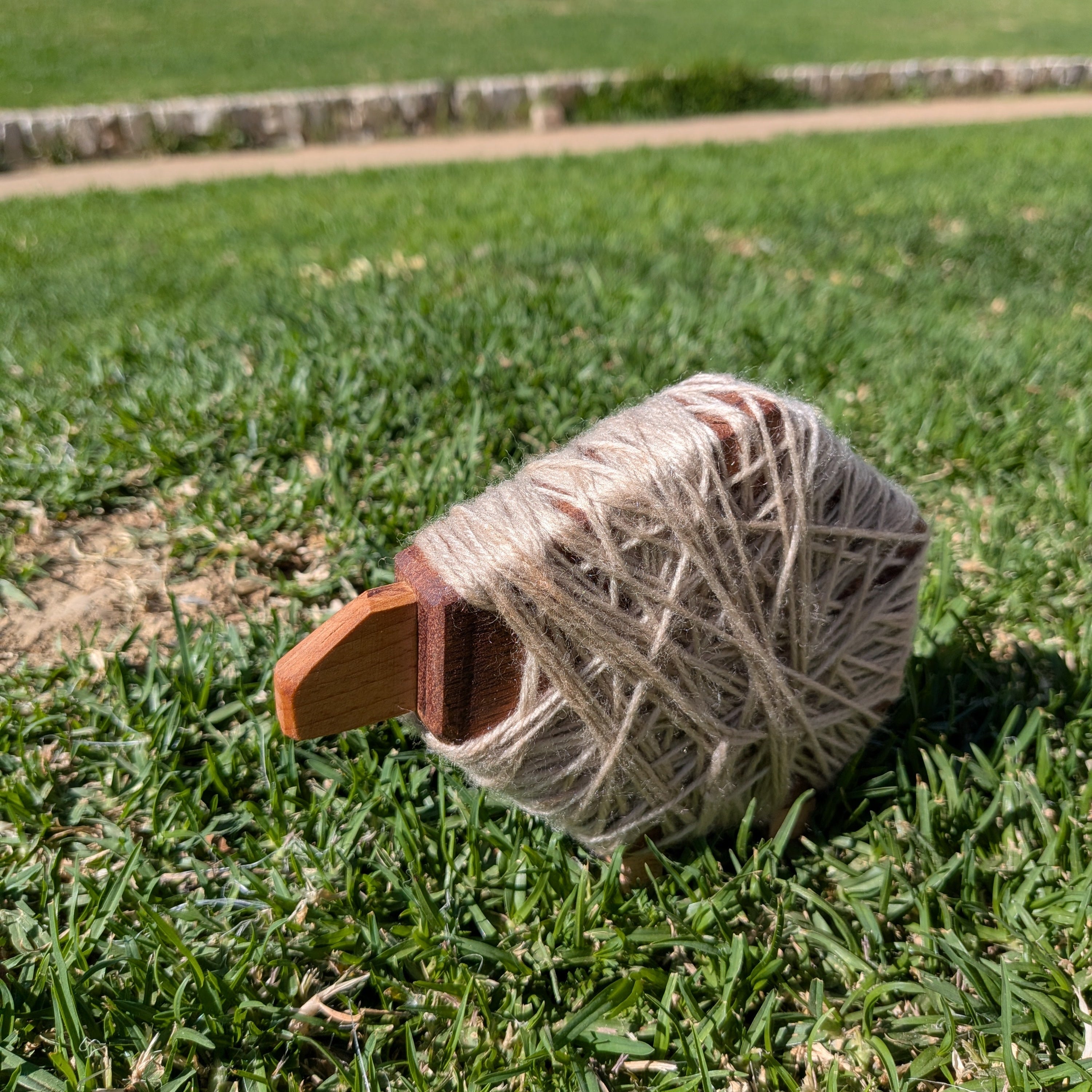 Oveja decorativa hecha a mano en madera e hilo por Siete Maderas en su taller de Málaga.