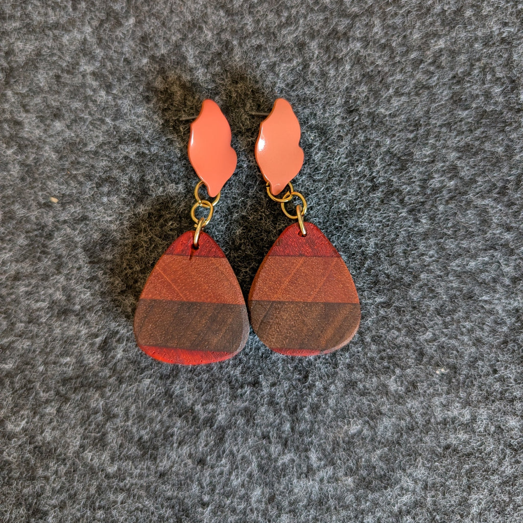 Pendientes de madera hechos a mano por Siete Maderas. Forma de gota y fornituras en dorado y blanco de acero inoxidable.