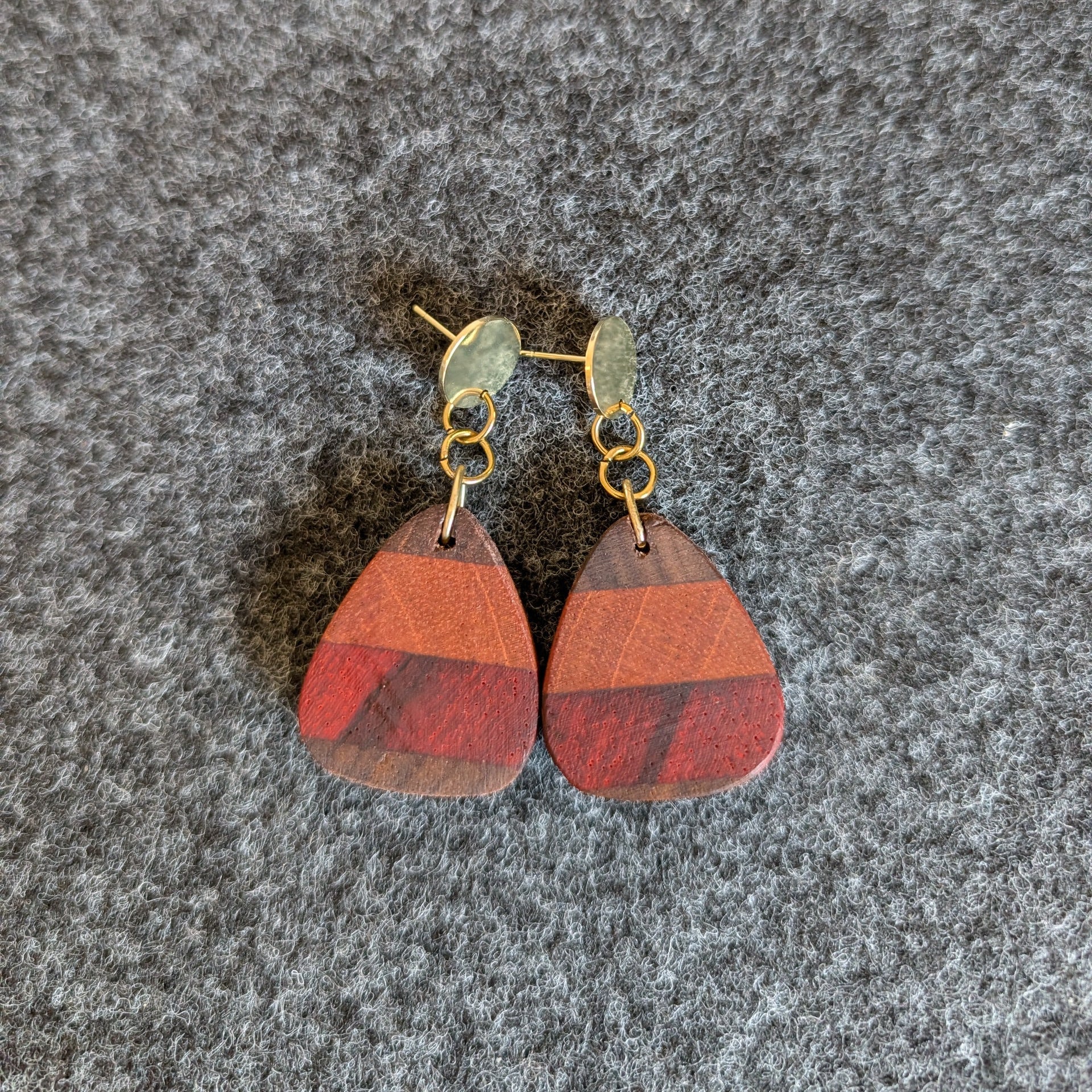 Pendientes de madera hechos a mano por Siete Maderas. Forma de gota con fornitura dorada de acero inoxidable. 