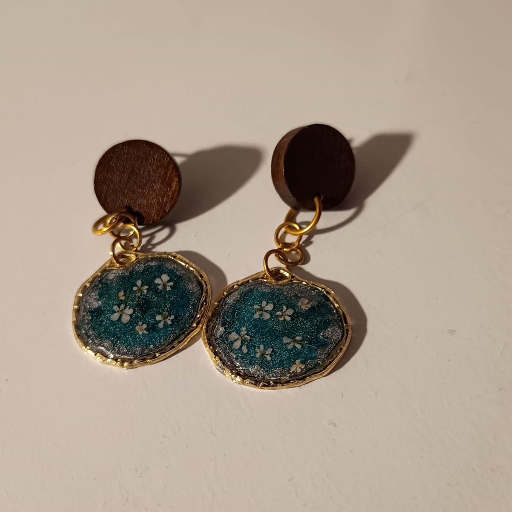 Pendientes de Siete Maderas con flores y resina. Ejemplo creativo.