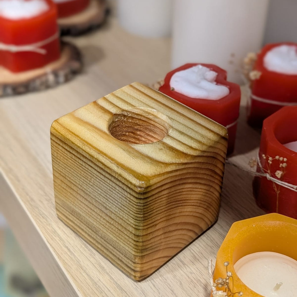 Portavelas Suerte de madera cúbico para evento. Ideal para velas alargadas, pero también con diseños originales. Personalizable. Artesanía Siete Maderas.