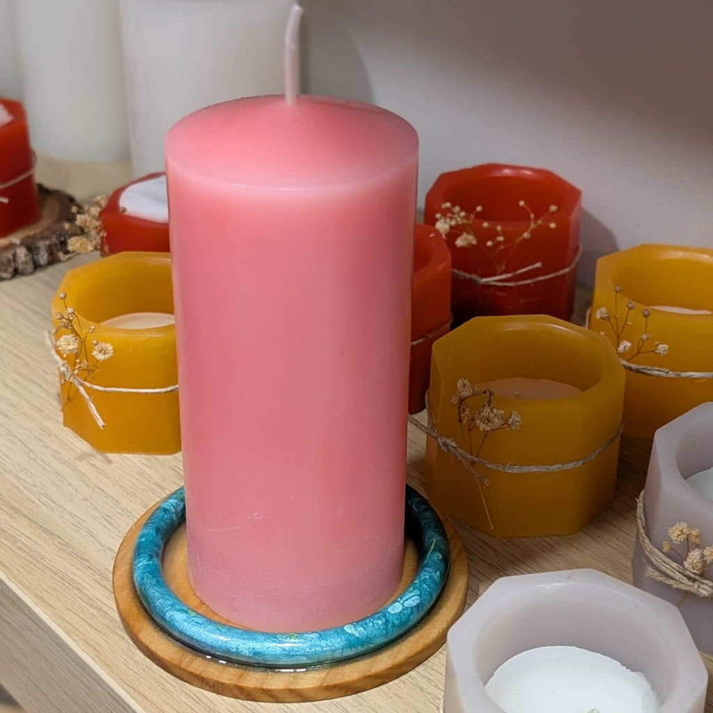 ortavelas Anillo, diseño plano de madera con borde de resina azul turquesa, color personalizable. Diseño redondo para velas gruesas. Personalización oculta grabada para bodas. Siete Maderas.