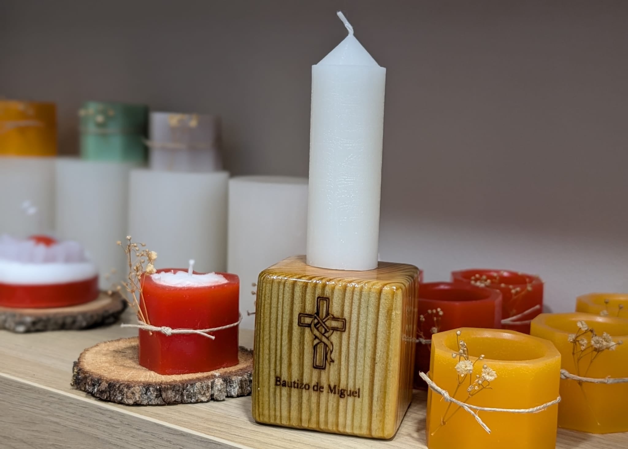 Portavelas Suerte de madera cúbico para evento. Ideal para velas alargadas, pero también con diseños originales. Personalizado. Artesanía Siete Maderas.