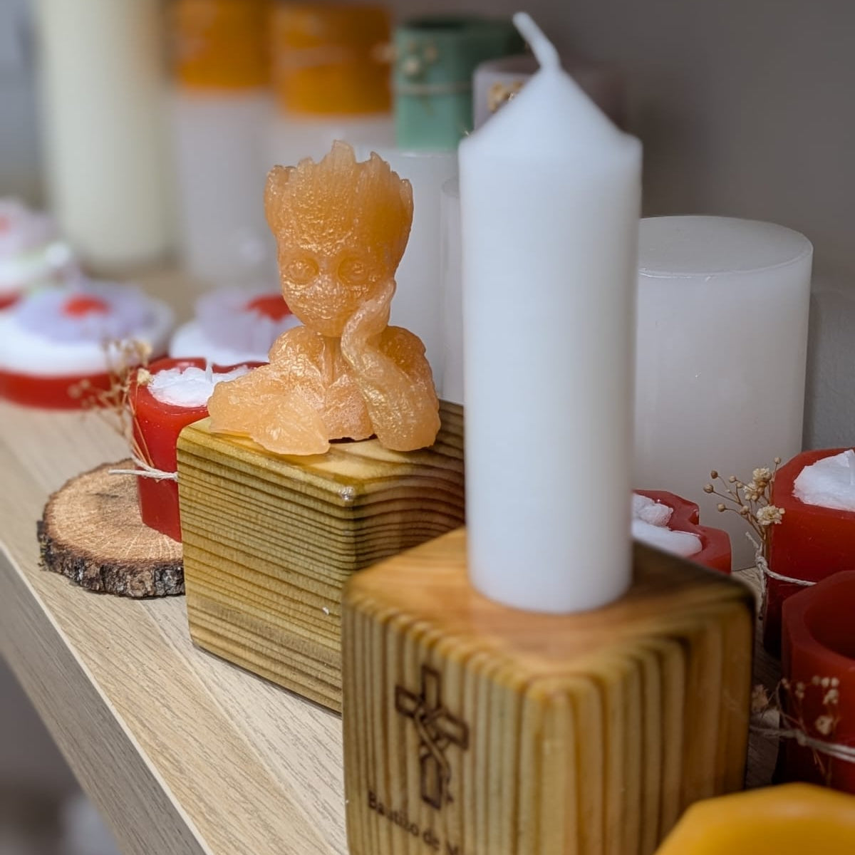 Portavelas Suerte de madera cúbico grabado con cruz y texto personalizado para evento. Ideal para velas alargadas. Artesanía Siete Maderas.