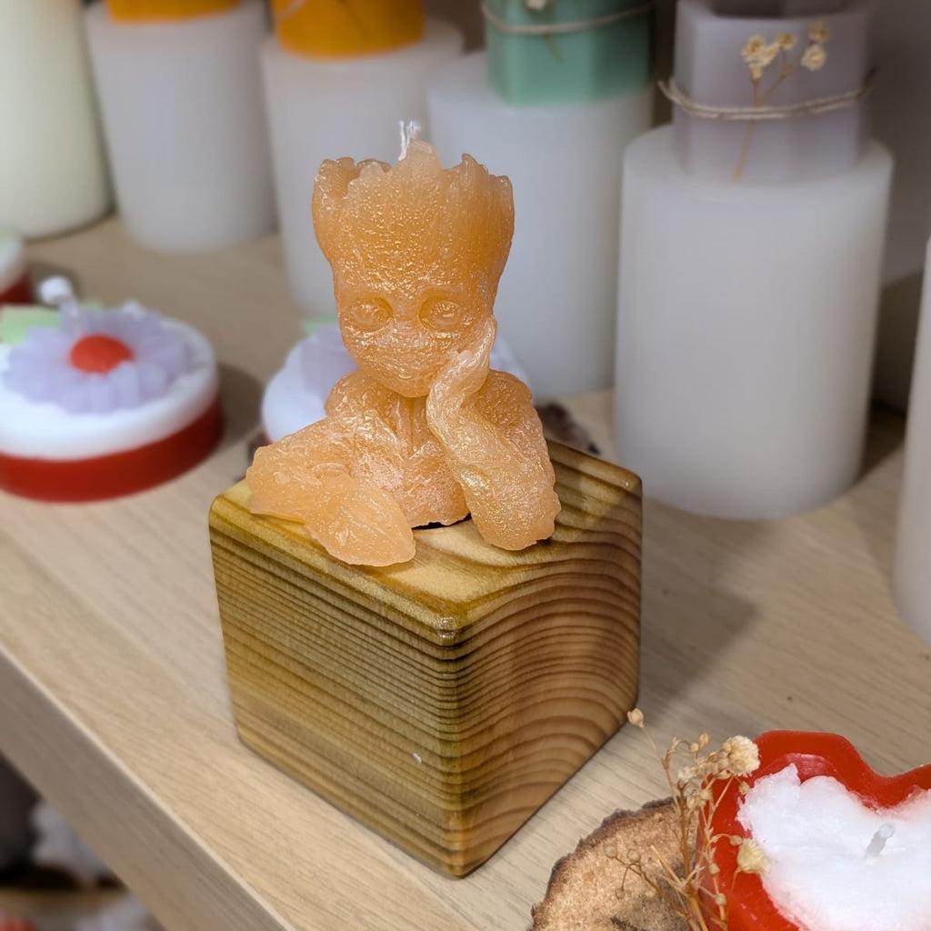 Portavelas Suerte de madera cúbico para evento. Ideal para velas alargadas, pero también con diseños originales. Artesanía Siete Maderas.