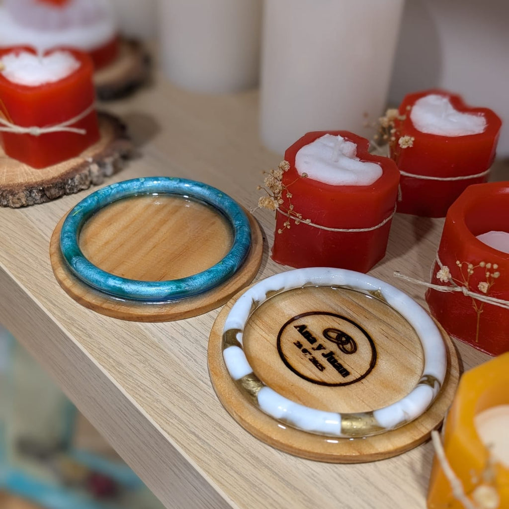 Portavelas Anillo, diseño plano de madera con borde de resina azul turquesa, color personalizable. Diseño redondo para velas gruesas. Personalización oculta grabada para bodas. Siete Maderas.